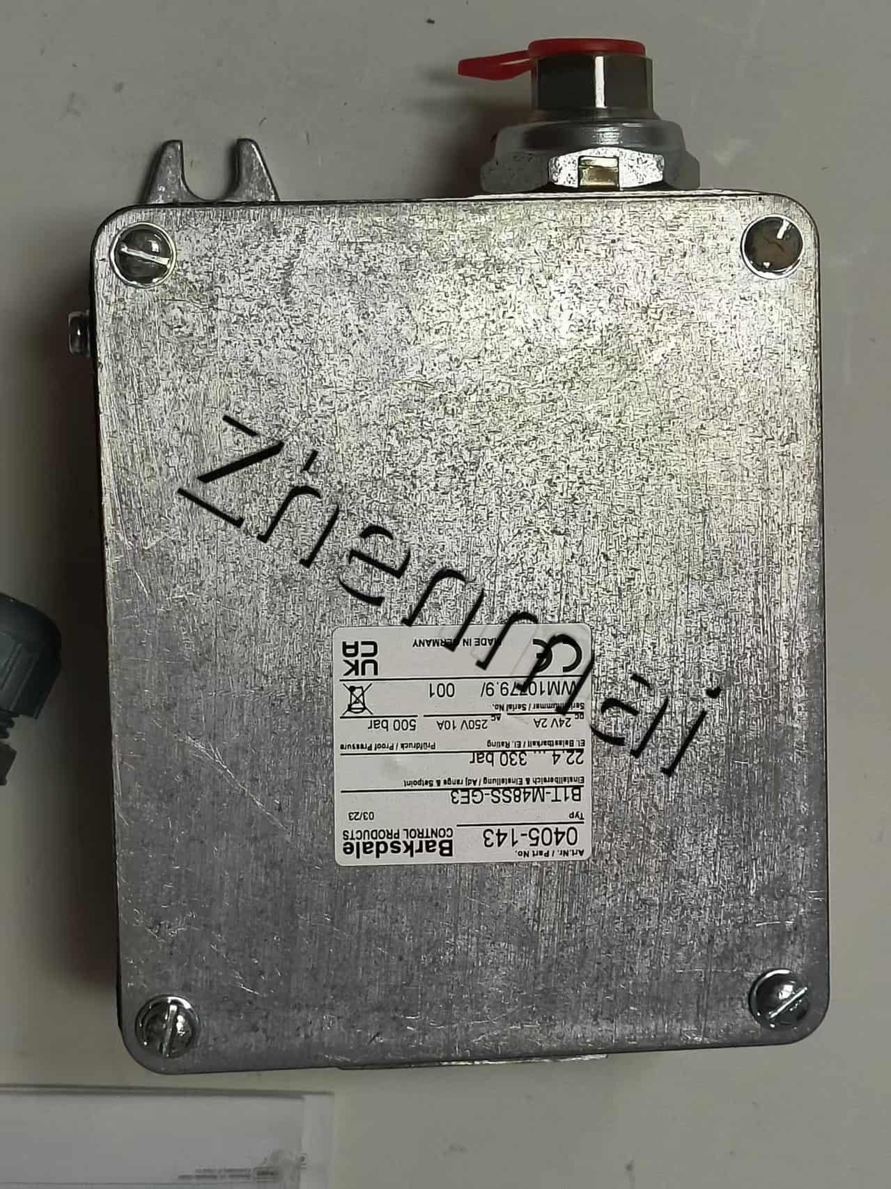 Zupełnie nowy oryginalny Barksdale B1T-M48SS-GE3 0405-143 czujnik ciśnienia przełącznik poziomu przełącznik przepływu przełącznik ciśnienia szybka wysyłka