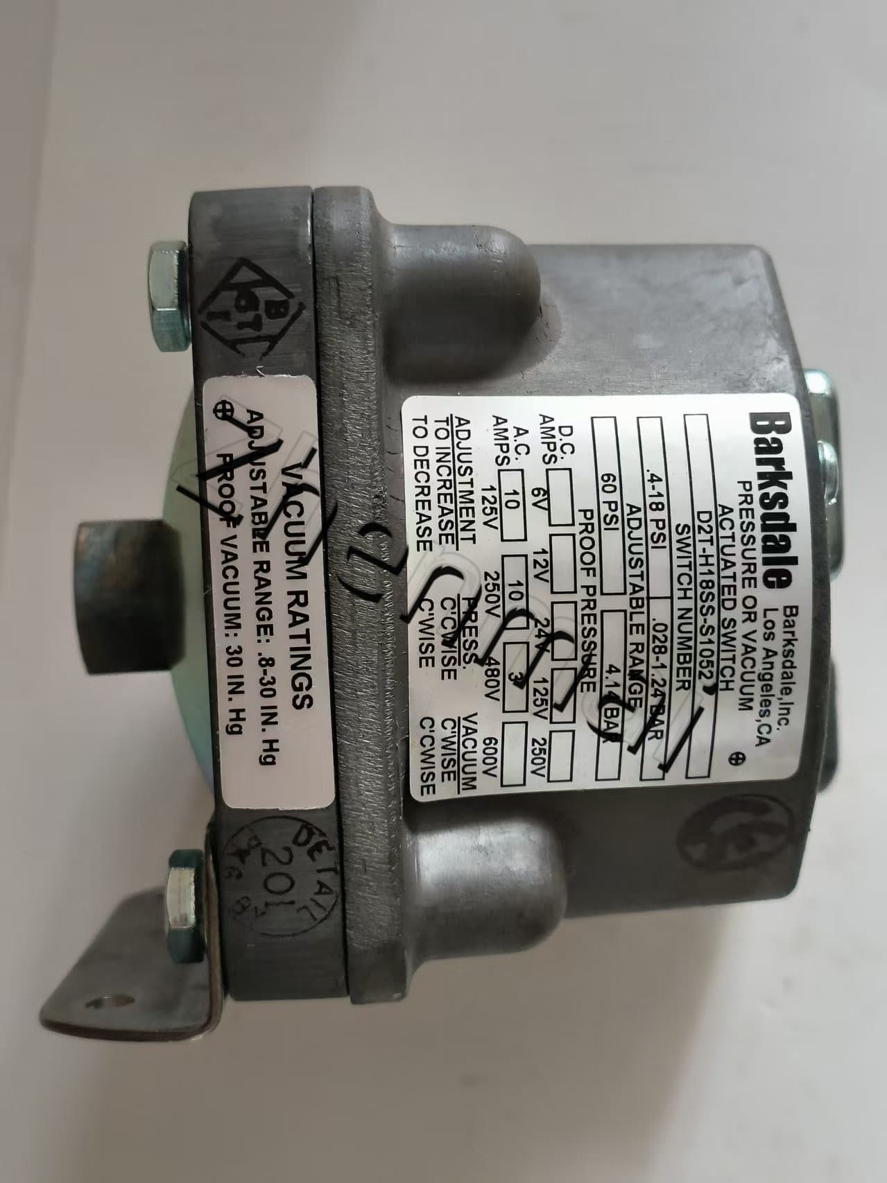 Zupełnie nowy oryginalny Barksdale D2T-H18SS-S1052 czujnik ciśnienia przełącznik poziomu przełącznik przepływu przełącznik ciśnienia szybka wysyłka