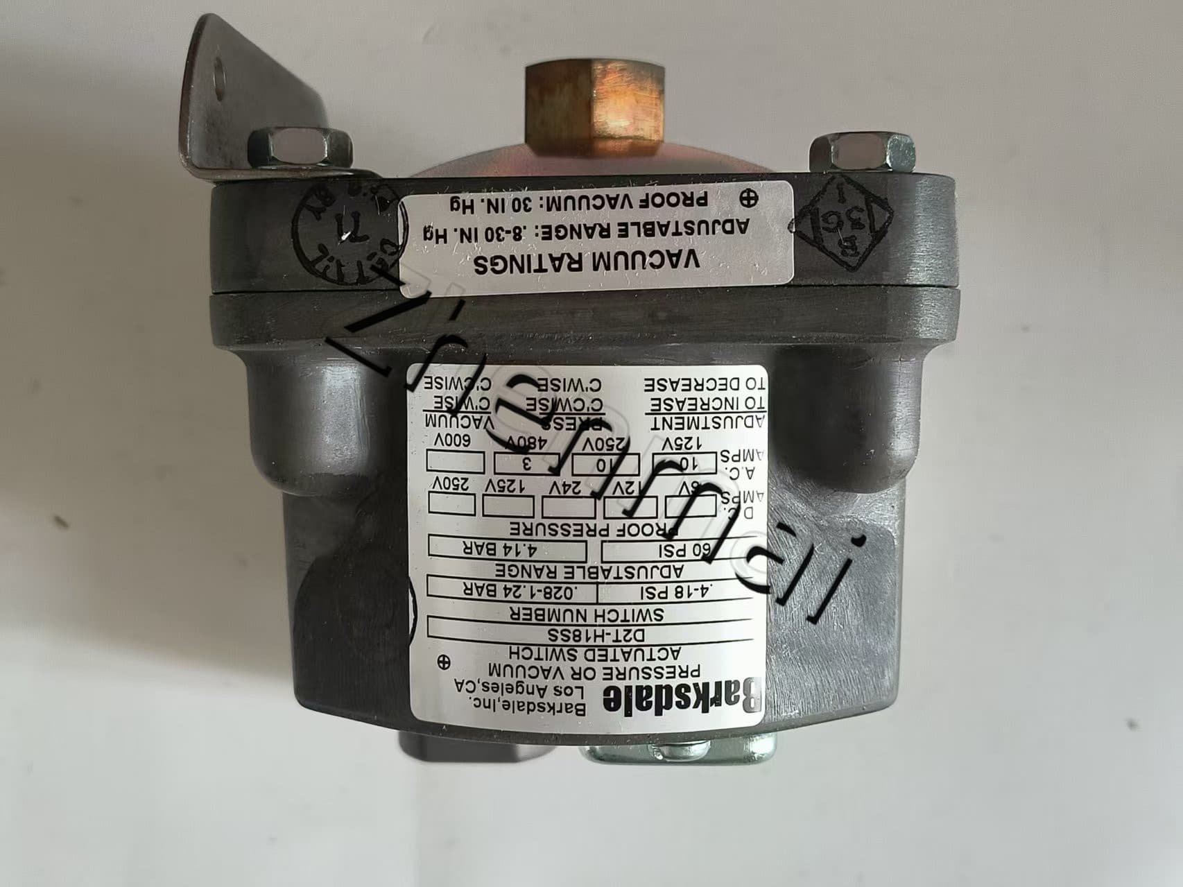 Zupełnie nowy oryginalny Barksdale D2T-H18SS-S1053 czujnik ciśnienia przełącznik poziomu przełącznik przepływu przełącznik ciśnienia szybka wysyłka