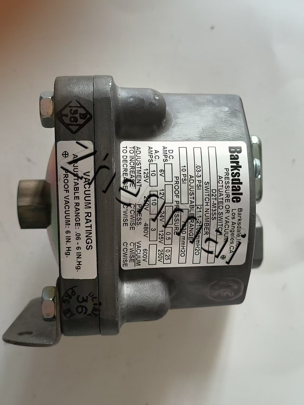 Zupełnie nowy oryginalny Barksdale D2T-M3SS 0401-407 czujnik ciśnienia przełącznik poziomu przełącznik przepływu przełącznik ciśnienia szybka wysyłka