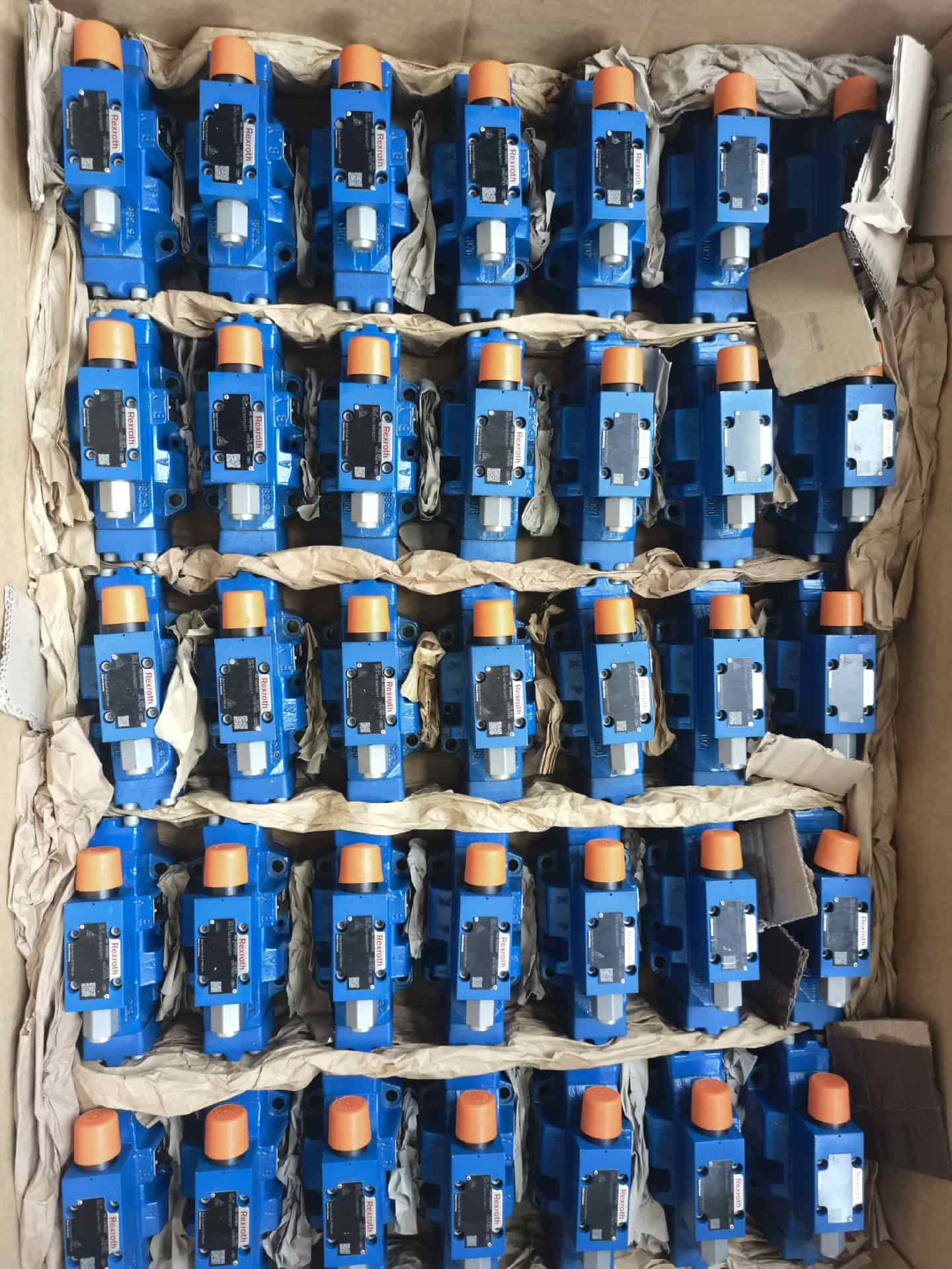 Zupełnie nowy oryginalny serwonapęd Bosch Rexroth zawór redukcyjny ciśnienia 4WREE10E75-2X/G24K31/F1V serwosilnik szybka wysyłka
