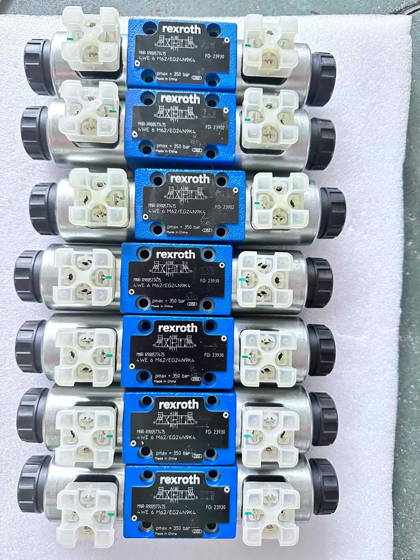Zupełnie nowy oryginalny serwonapęd Bosch Rexroth zawór proporcjonalny 4WRTE25W8-350L-4X6EG24EK31F1M serwosilnik szybka wysyłka
