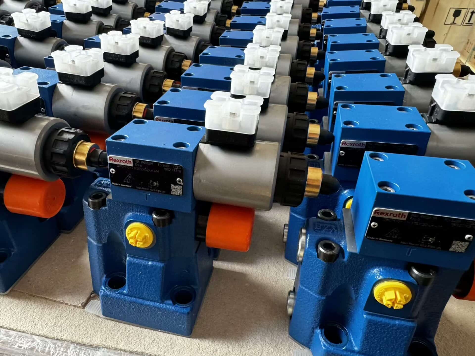 Zupełnie nowy oryginalny serwonapęd Bosch Rexroth zawór proporcjonalny M-3SEW6U3X/630MG24N9K4 serwosilnik szybka wysyłka