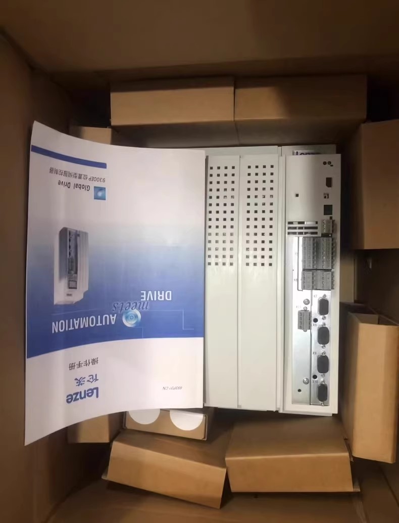 Oryginalny nowy przemysłowy moduł we/wy Lenze E82EV551-4C FedEx DHL Szybka wysyłka