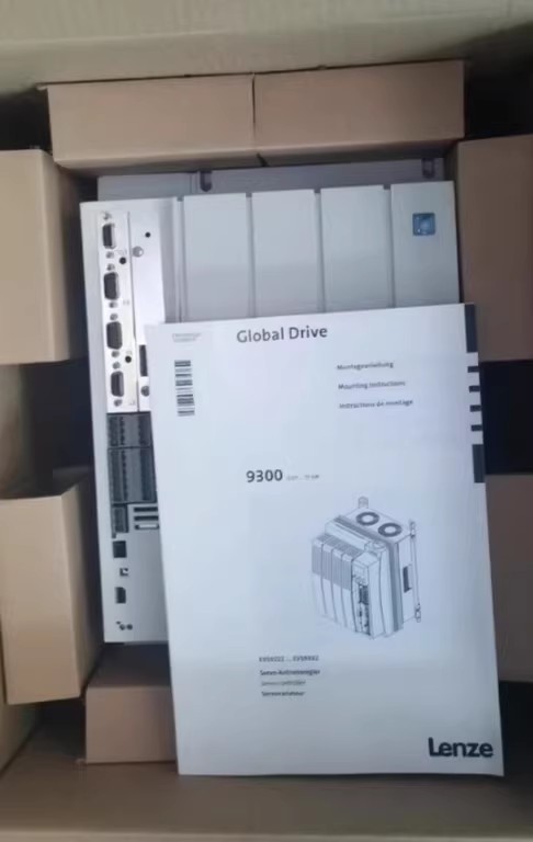 Oryginalny nowy przemysłowy moduł we/wy Lenze E82EV751-4C FedEx DHL Szybka wysyłka