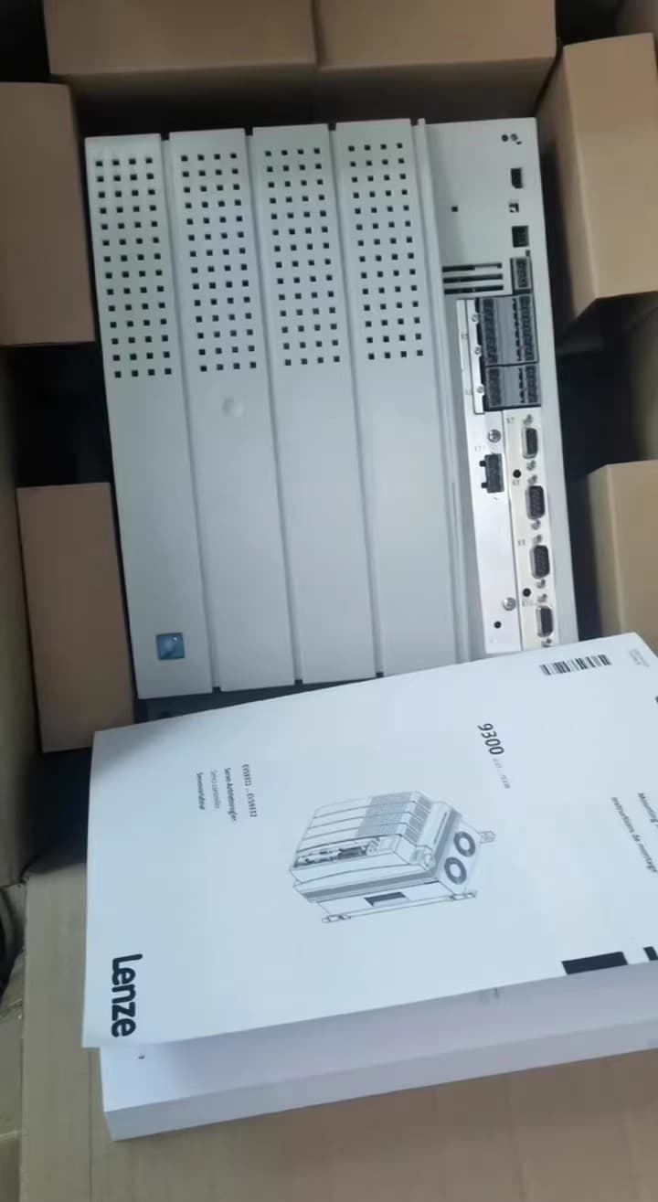 Oryginalny nowy przemysłowy moduł we/wy Lenze E82ZAFAC FedEx DHL Szybka wysyłka