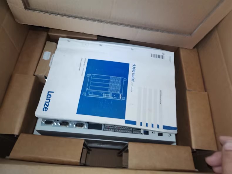 Oryginalny nowy przemysłowy moduł we/wy Lenze EVS9326-EV FedEx DHL Szybka wysyłka